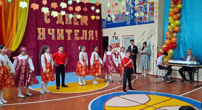«Школа наоборот»: в школе РТСУ в Кулябе необычно отметили День учителя