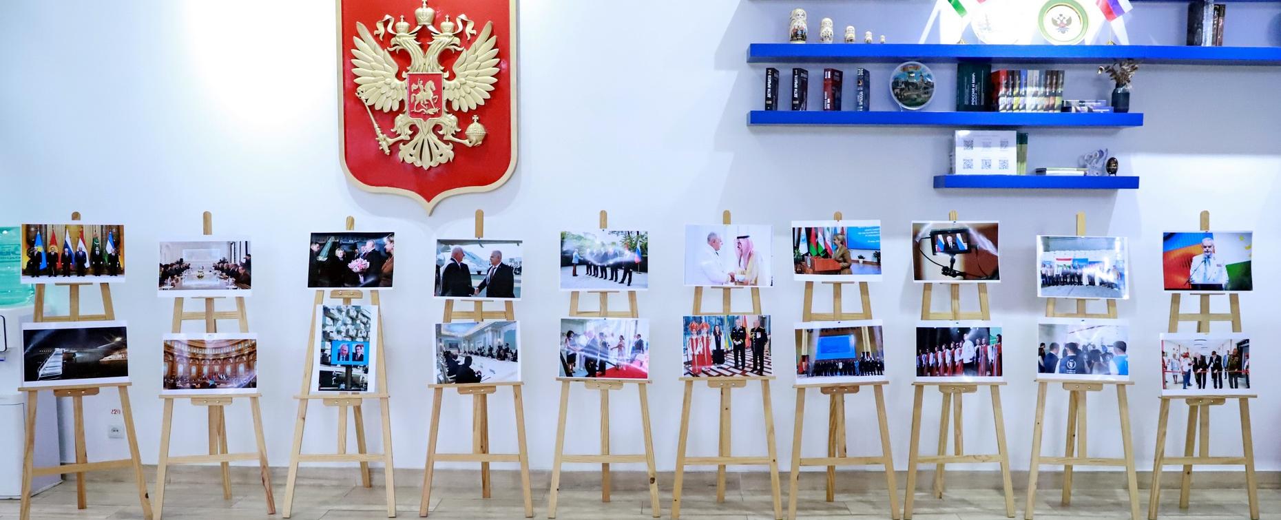 Фотовыставка ко Дню дипломатического работника России открылась в РТСУ