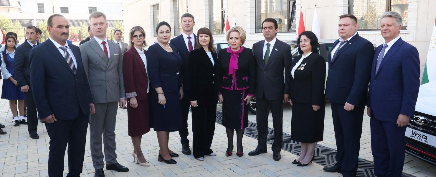 Директора школ при РТСУ получили автомобили российского производства