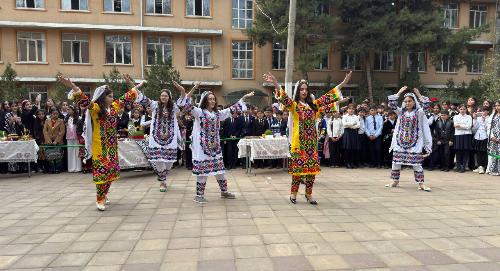 В школе РТСУ в Душанбе состоялась торжественная линейка, посвящённая Наврузу