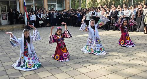 В школе РТСУ в Душанбе состоялась торжественная линейка, посвящённая Дню столицы