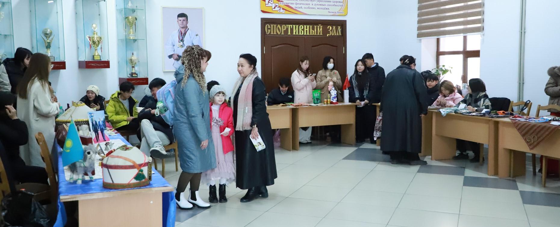 Новогодняя ярмарка культур в РТСУ объединила традиции и вкусы разных стран