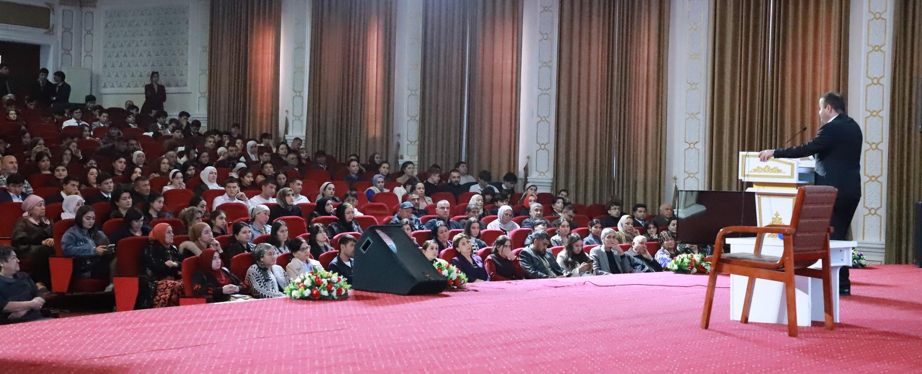 Ректор РТСУ вручил Благодарности родителям отличившихся студентов