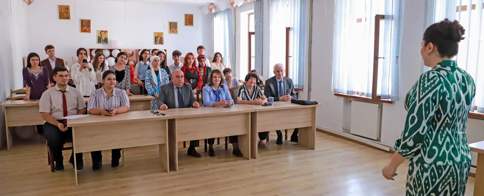Студенты-журналисты поздравили преподавателей с Днём учителя