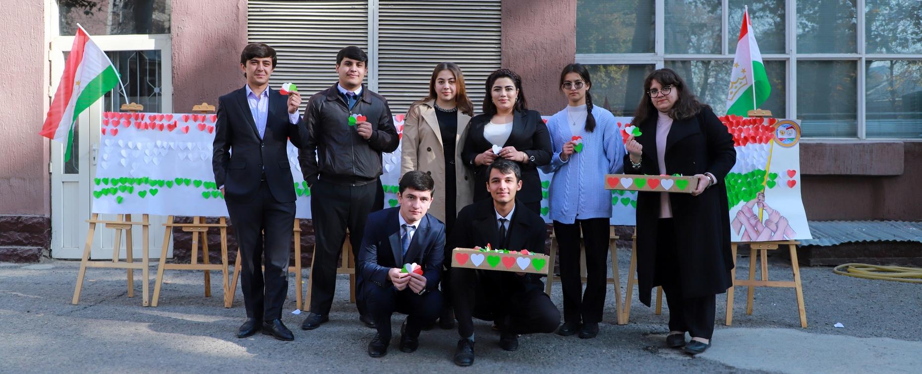 Патриотические сердечки в рамках акции в честь Дня флага Таджикистана