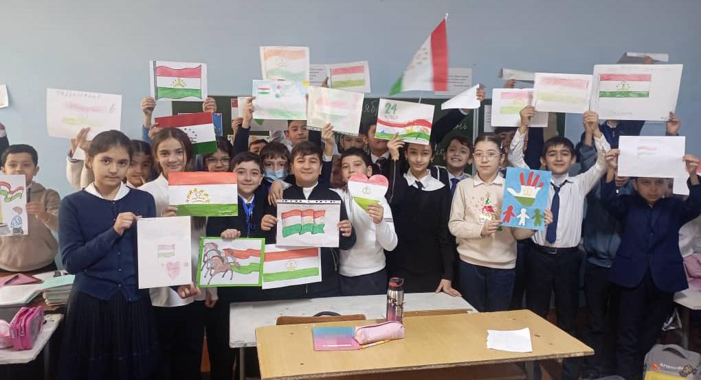 В школе РТСУ в Душанбе отметили День Государственного флага Таджикистана