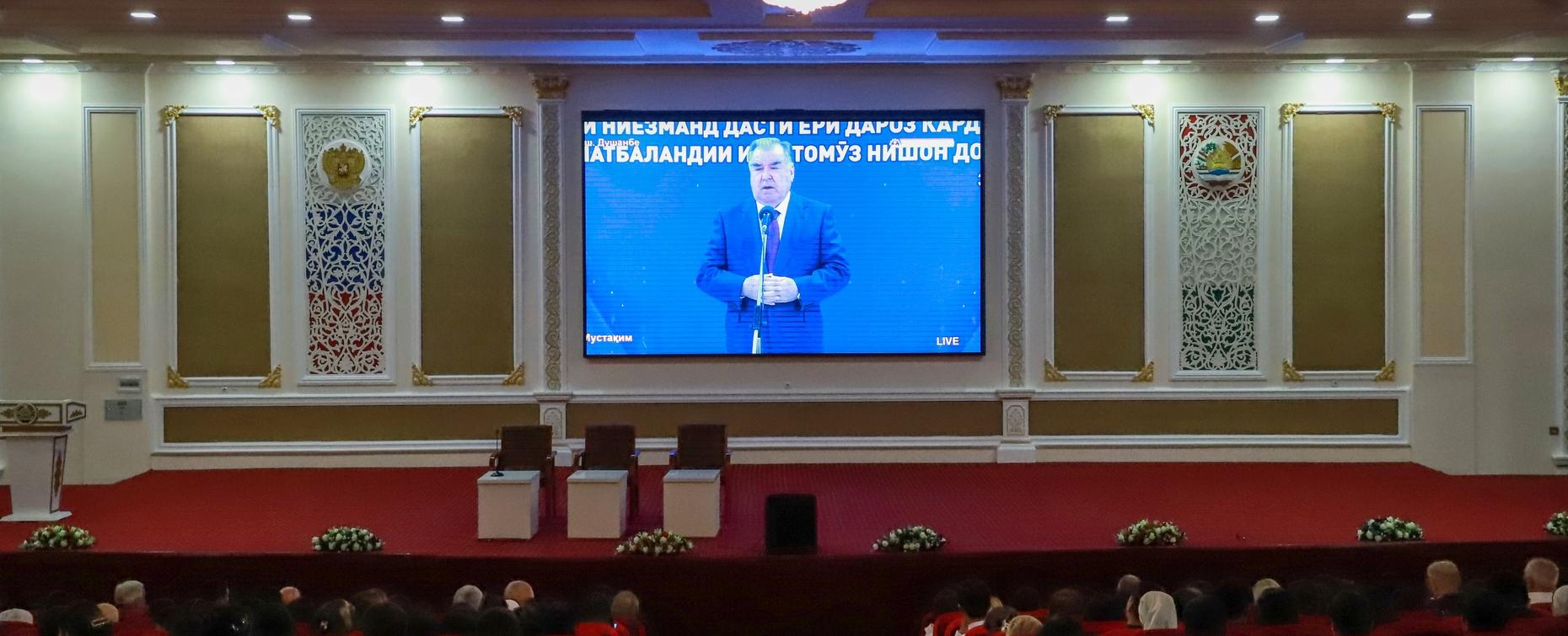 Президент Таджикистана Эмомали Рахмон поздравил учащихся и педагогов с Днём знаний и провёл «Урок мира»