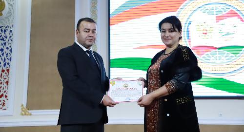 Ректор РТСУ вручил Благодарности родителям отличившихся студентов