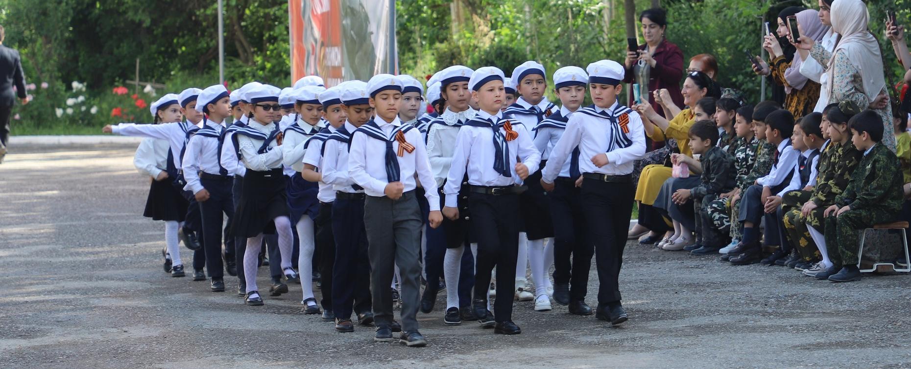 В ритме Победы: школьники в Кулябе провели Смотр строя и песни