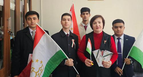 Студсовет юрфака РТСУ поздравил студентов и преподавателей с Днём флага Таджикистана