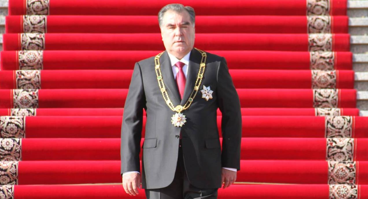 Лидер нации как символ мира и национального единства