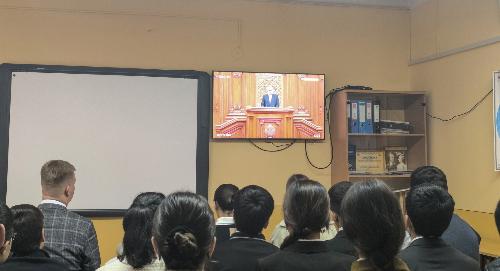 Просмотр Послания Президента Республики Таджикистан в школе при РТСУ в Кулябе