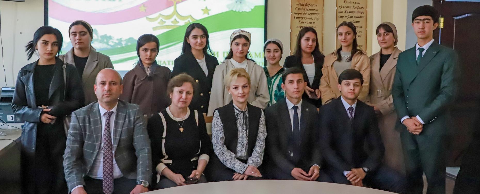 Патриотический праздник в РТСУ: чтение стихов, музыка и символы государственности Таджикистана