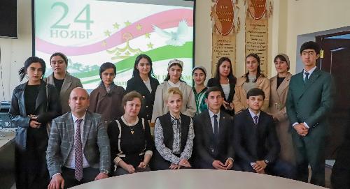 Патриотический праздник в РТСУ: чтение стихов, музыка и символы государственности Таджикистана