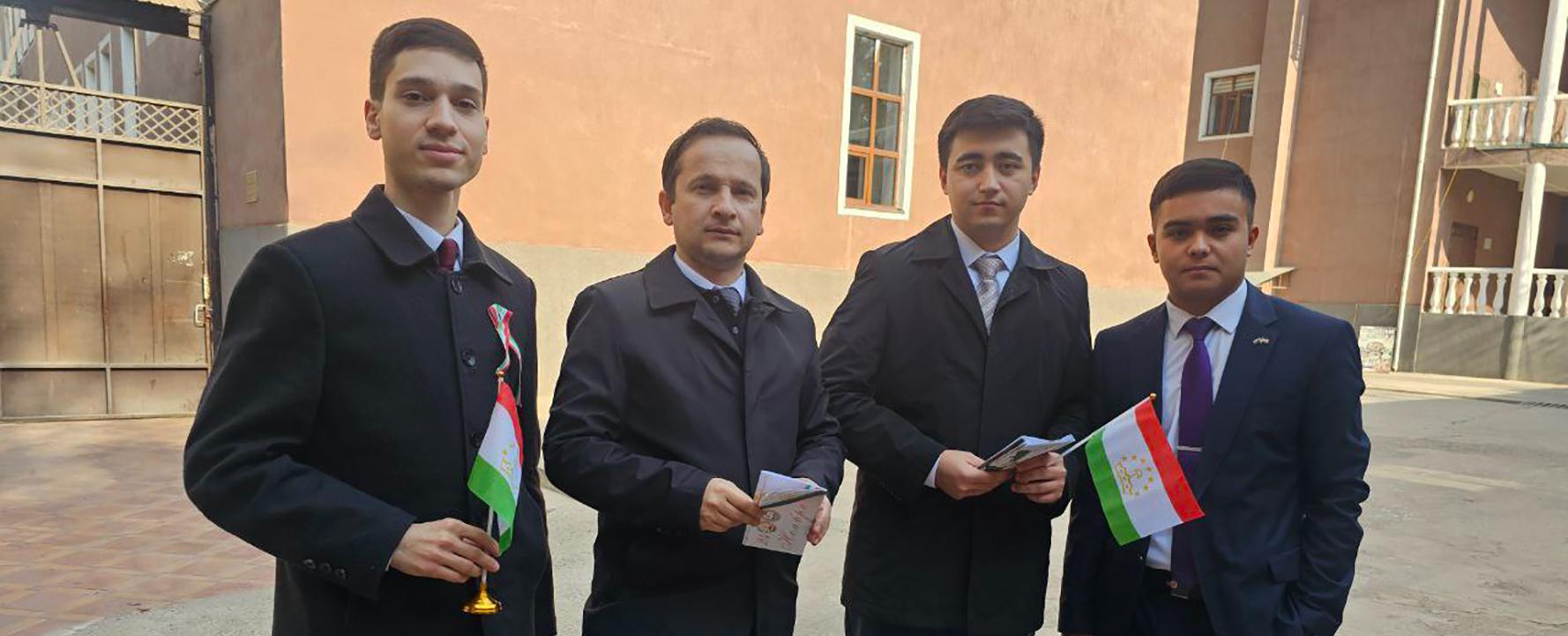 Студсовет юрфака РТСУ поздравил студентов и преподавателей с Днём флага Таджикистана