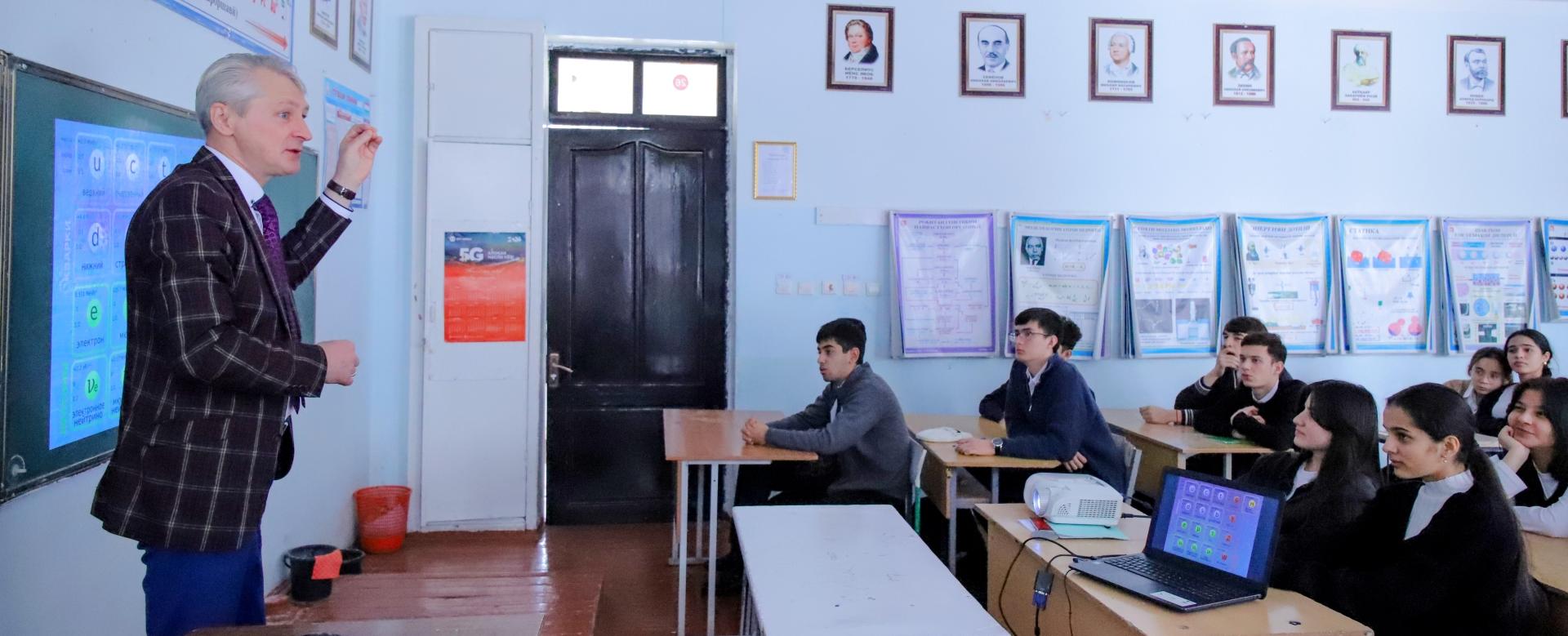 Преподаватели РУДН проводят мастер-классы в СОШ РТСУ