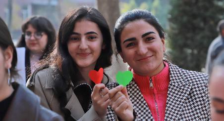 Патриотические сердечки в рамках акции в честь Дня флага Таджикистана