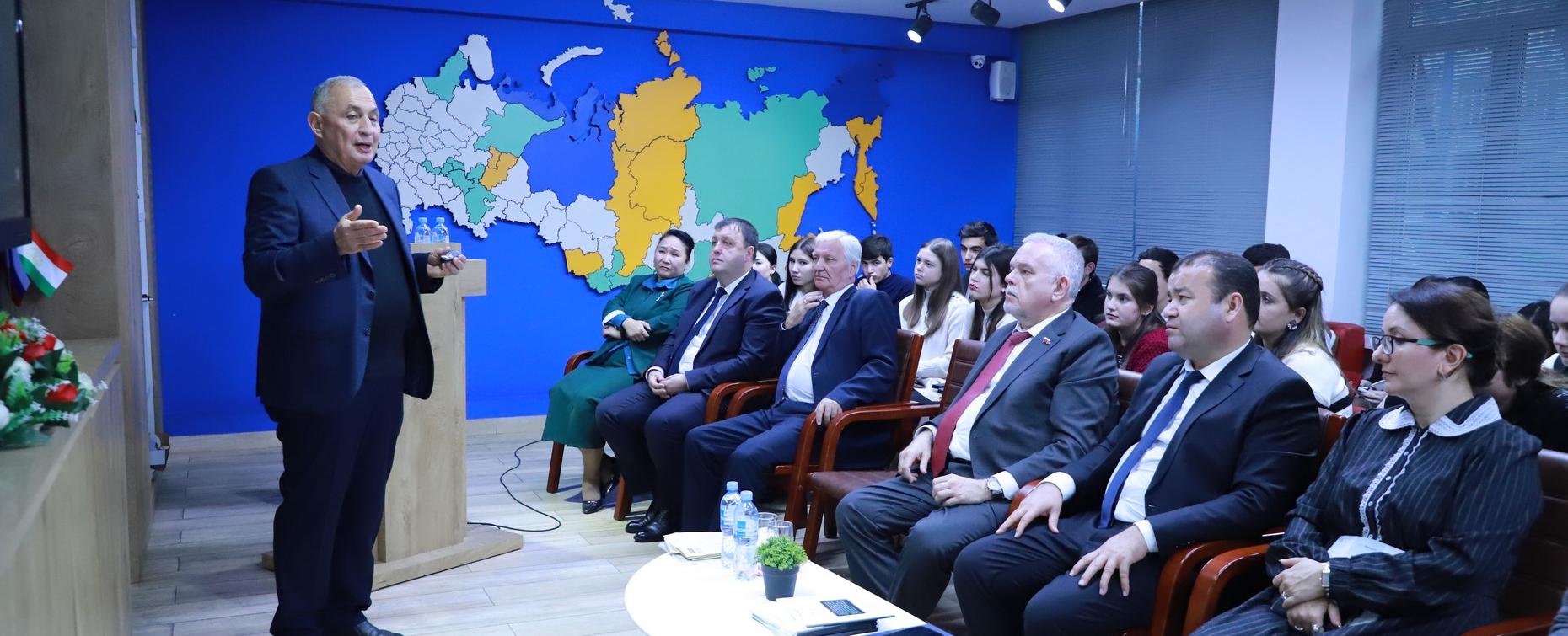 Память о выдающихся людях: в РТСУ прошла презентация книги Гафура Шерматова «Русский некрополь в Душанбе»